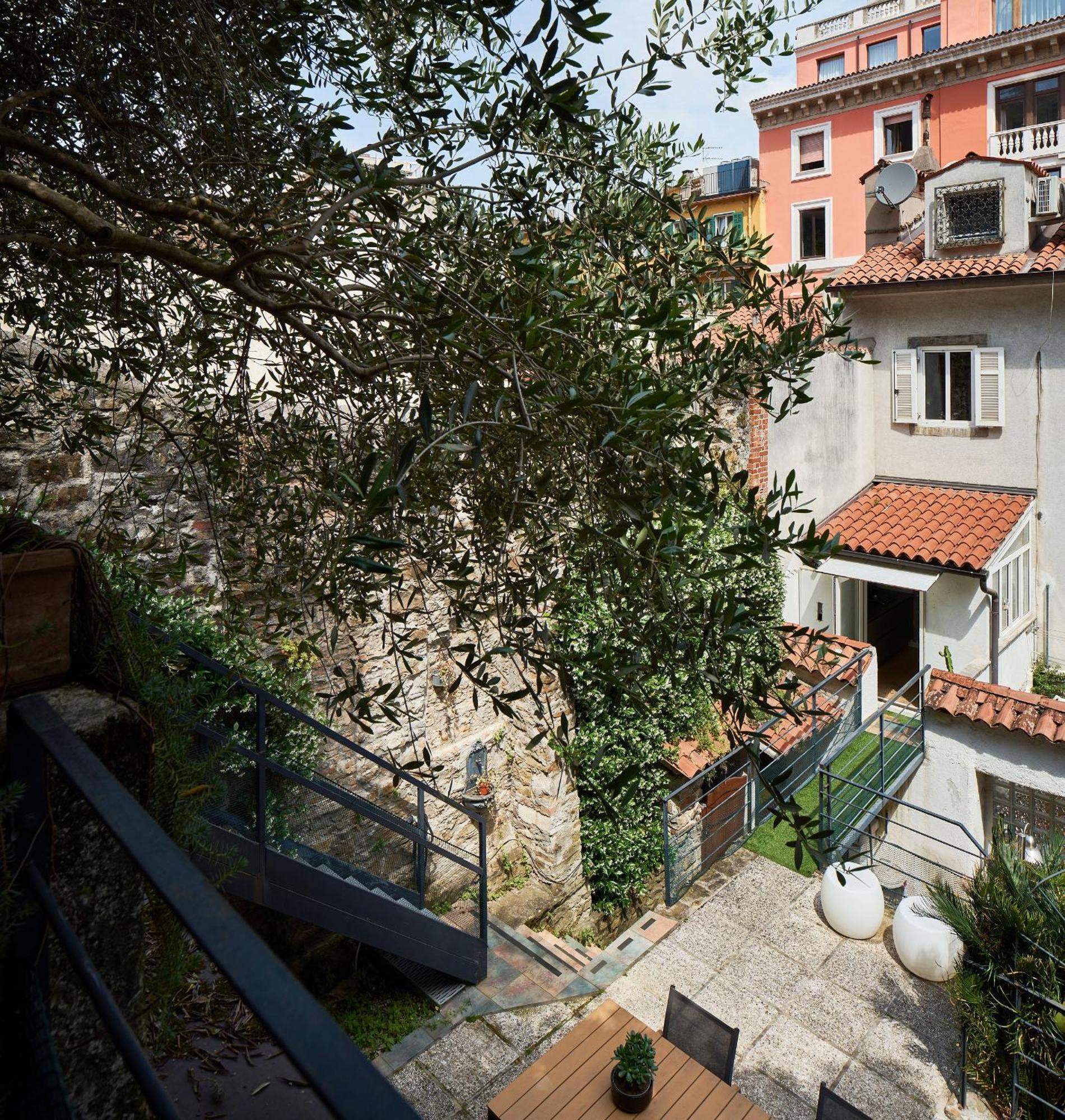 Giardino Segreto, In Centro Apartment Trieste Luaran gambar